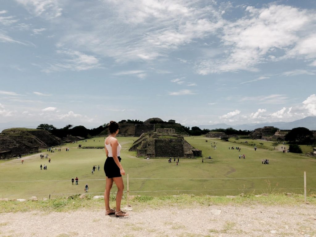 Jen Seclace in Mexiko bei Maya Ruinen